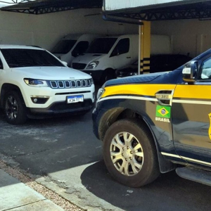 Carro roubado e com placas clonadas é recuperado na BR-280, em Mafra