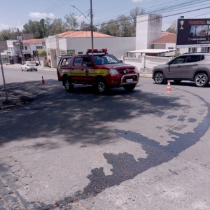 Óleo na pista provoca acidente com moto no Centro de Mafra