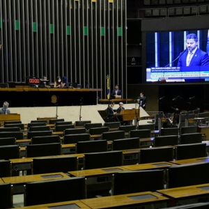 Câmara aprova MP que suspende cumprimento mínimo de dias letivos