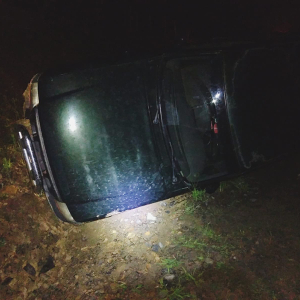 Camionete sai da pista e capota no interior de Itaiópolis