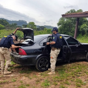 Carro roubado é recuperado em ação conjunta na BR-116, em Mafra