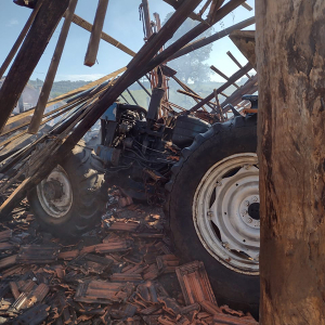 Estufa de fumo e trator são destruídos por incêndio no interior de Itaiópolis