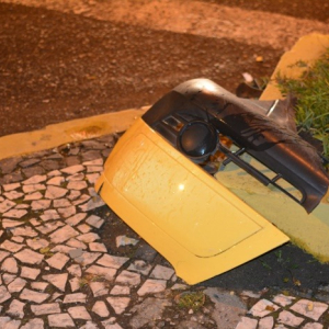 Motorista foge após acidente, mas deixa placa do carro no local