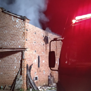 Estufa de tabaco é destruída por incêndio no interior de Rio Negro