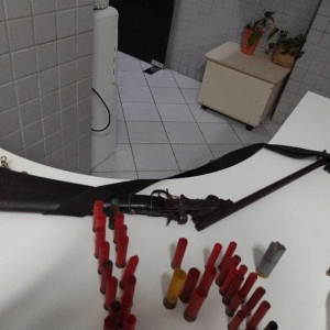 Homem invade casa, quebra vidros e tenta agredir irmão em Mafra