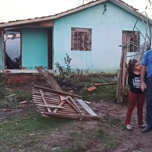 Família precisa de ajuda para reconstruir casa atingida por temporal