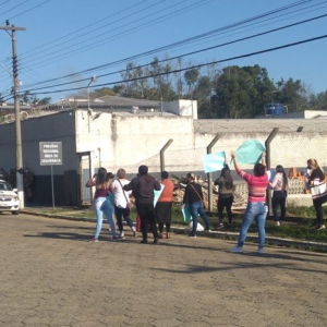 Familiares de presos fazem manifestação em frente ao Presídio de Mafra