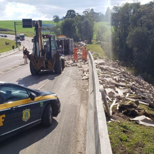 Caminhão carregado de papel tomba na BR-116, em Rio Negro