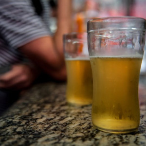 Dia de Combate ao Alcoolismo: médicos alertam sobre danos à saúde