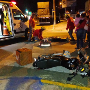 Colisão lateral entre carro e moto deixa homem ferido no Centro de Itaiópolis