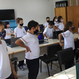 Alunos da rede municipal recebem uniforme escolar em Mafra