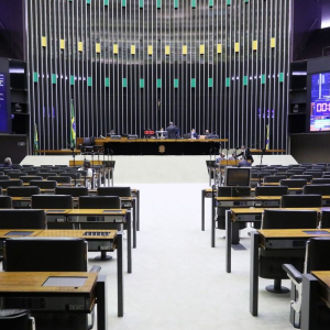 Câmara aprova projeto que impede bloqueio do auxílio emergencial