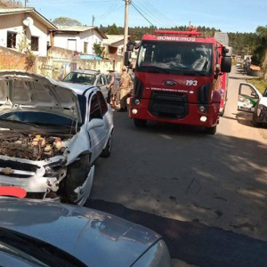 Bombeiros Voluntários de Itaiópolis atendem colisão entre veículos no bairro Lucena