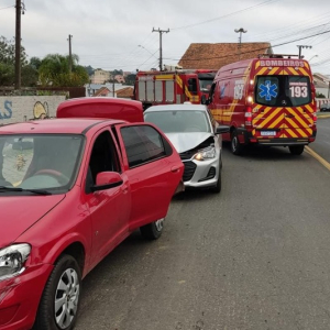 Acidente com três carros deixa motorista ferido no Centro de Mafra