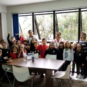 Alunos do Colégio Excelência visitam redação e estúdios do Riomafra Mix