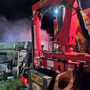 Casa de madeira é destruída por incêndio em Mafra