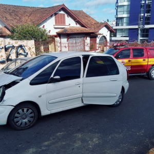 Motorista tem convulsão ao volante e colide com veículo estacionado em Mafra