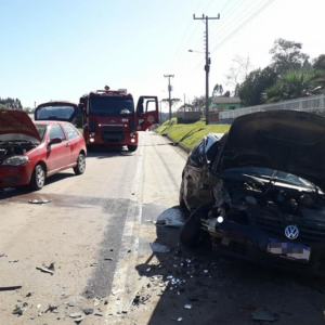 Colisão frontal deixa dois feridos na SC-477, em Itaiópolis
