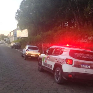Motorista embriagado é preso após colidir em veículo estacionado em Mafra
