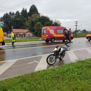 Colisão entre carro e moto deixa mulher de 27 anos ferida em Mafra