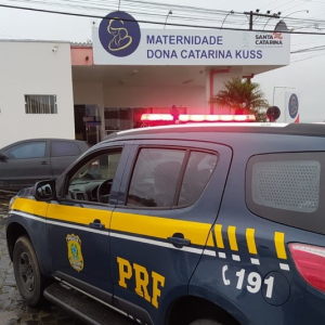 PRF realiza escolta para gestante em trabalho de parto na BR-116, em Mafra