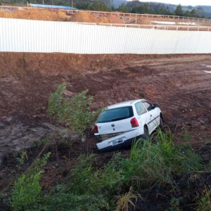 Carro de Mafra sai da pista e cai em área de escavação em Itaiópolis