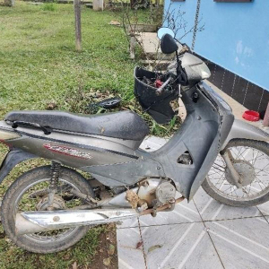 Idoso embriagado tenta fugir da PM em uma moto Honda/Bis