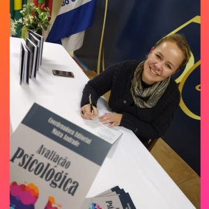 Livro com coautoria de psicóloga rionegrense é lançado na UNC