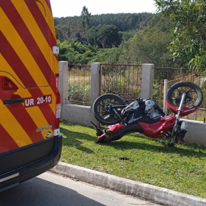 Colisão entre carro e moto deixa homem ferido no Centro de Itaiópolis