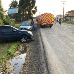 Colisão entre carros deixa motorista ferida na SC-114, em Itaiópolis