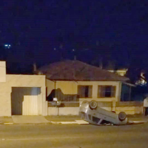 Motorista perde o controle, bate em carro estacionado e veículo capota em Rio Negro