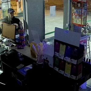 Vídeo: câmera flagra homem tentando arrombar posto de combustíveis em Itaiópolis