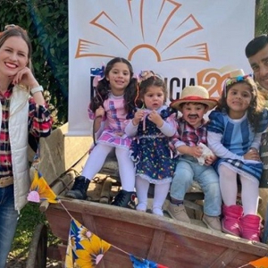Casal de Mafra celebra chegada de quatro filhos adotivos