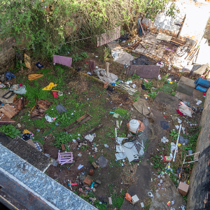 Sem solução, moradores denunciam no Ministério Público acúmulo de lixo em Rio Negro