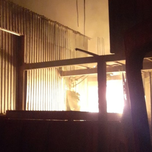 Bombeiros combatem incêndio em empresa no Faxinal