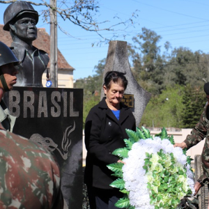 Sargento Max Wolff Filho recebe homenagem do 5º RCC, em Rio Negro