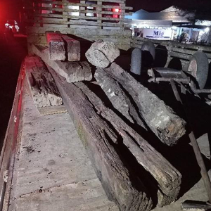 Pai e filho são flagrados furtando dormentes em linha férrea de Mafra