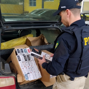 Cigarros contrabandeados são apreendidos em fiscalização na BR-116, em Rio Negro