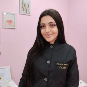 Empreendedora aos 15 anos, jovem cria estúdio de alongamento de cílios