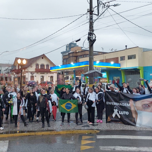 Profissionais da enfermagem de Riomafra protestam contra suspensão do piso salarial