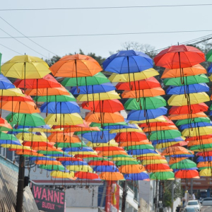 Rua de Mafra vira ponto turístico por causa de sombrinhas coloridas