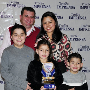 Marcos Veículos ganha prêmio de empresa destaque em noite de empresários