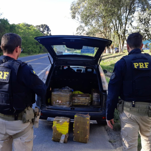 PRF prende dois homens com mais de 200 quilos de maconha em Mafra