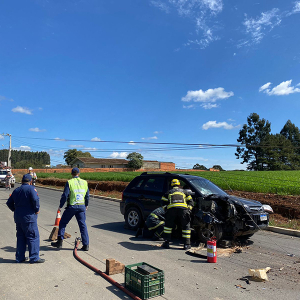 Carro colide contra poste de alta tensão em Mafra