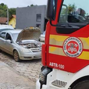 Motorista apaga fogo em veículo com extintores no Passo