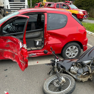 Colisão entre carro e moto deixa duas pessoas feridas na BR-280, em Mafra