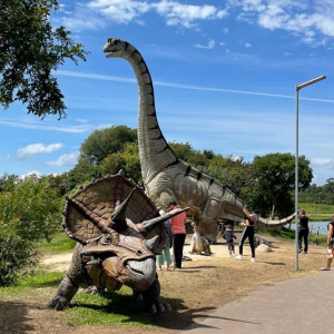 Exposição traz réplicas de dinossauros para praças da região