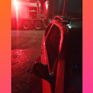 Carro fica destruído após incêndio na Vila Nova