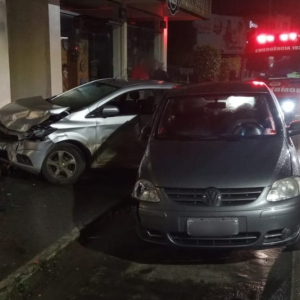 Após colidir contra carro estacionado, motorista atinge parede e fica ferido em Mafra
