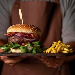 Aprenda a fazer deliciosos hambúrgueres artesanais com molhos e acompanhamentos